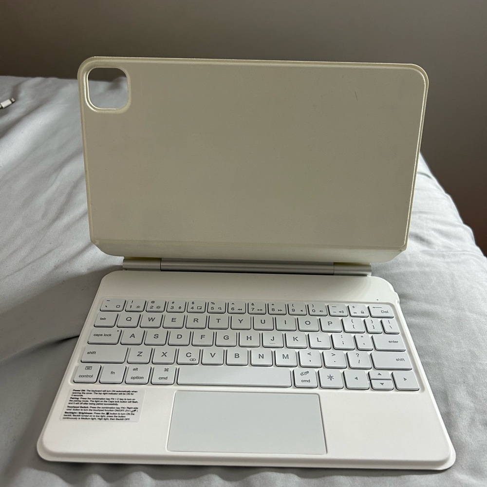 IPAD Magnetic Keyboard - Picture 2 of 5
